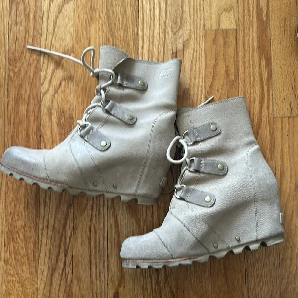 Sorel sz 9.5 Joan of arctic wedge in like tan cream color good pre owned cond